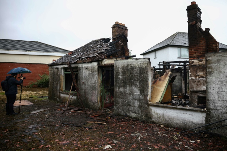 Un bâtiment incendié, le 11 juin 2026, à Glengormley, quartier au nord de Belfast (Irlande du Nord), au lendemain d'une nuit de violences 