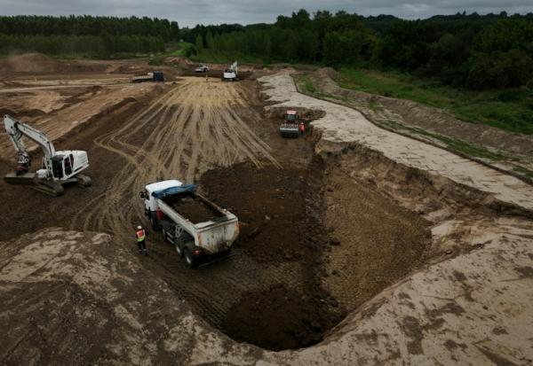 Des engins à l'œuvre sur un chantier de reconstruction de digue le long de la Garonne, à Sénestis, dans le Sud-Ouest, le 8 juin 2026