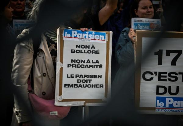 Des salariés du Parisien s'étaient rassemblés à Paris, le 22 septembre 2025, devant leur siège pour protester contre la rumeur de vente du quotidien au groupe de médias Bolloré.