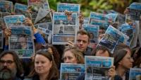Des salariés du journal Le Parisien/Aujourd'hui en France manifestent près du siège du groupe de presse Les Echos-Le Parisien, le 22 septembre 2025 à Paris, pour protester contre les rumeurs de vente du Parisien au milliardaire conservateur Vincent Bolloré