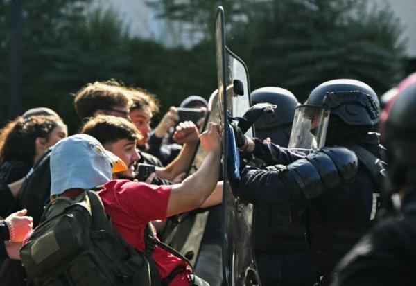 Des policiers anti-émeutes s'opposent à des lycéens lors d'une manifestation devant le lycée Le Corbusier, à Aubervilliers, le 1er octobre 2026