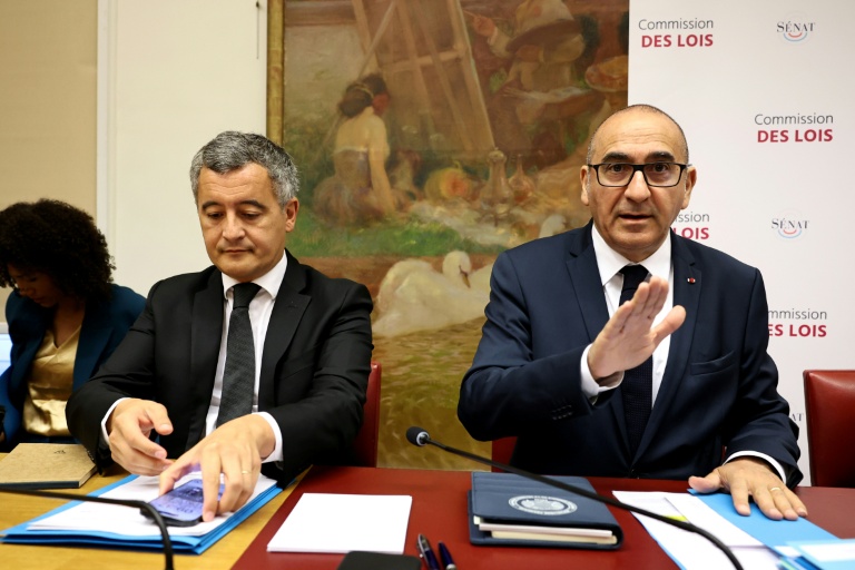 Le ministre de la Justice Gérald Darmanin, à gauche et à sa droite le ministre de l'Intérieur Laurent Nunez avant leur audition au Sénat à Paris le 9 juin 2026
