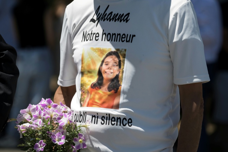 Une personne en deuil porte un t-shirt à l'effigie de la collégienne Lyhanna lors de ses obsèques à Fleurance, le 12 juin 2026 dans le Gers