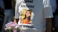 Une personne en deuil porte un t-shirt à l'effigie de la collégienne Lyhanna lors de ses obsèques à Fleurance, le 12 juin 2026 dans le Gers