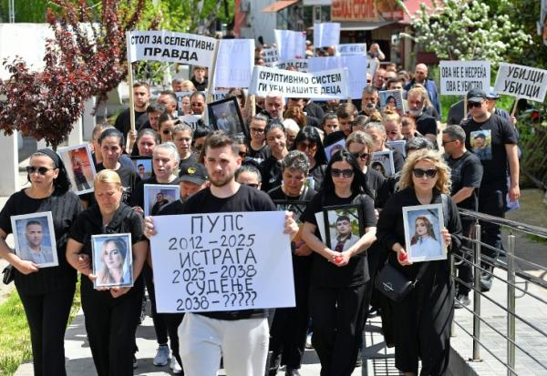 Les familles et amis défilent avec des pancartes et des portraits des victimes le 19 avril 2025 à Kocani, en Macédoine du Nord, après que l'incendie d'une discothèque de la ville a fait 63 morts