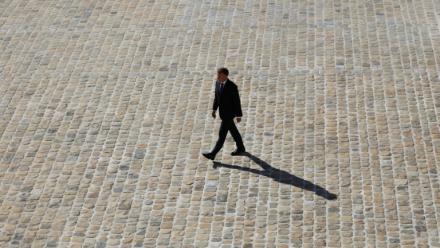 Le président Emmanuel Macron dans la cour de l'Hôtel des Invalides, le 16 septembre 2026 à Paris 