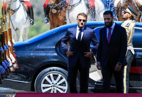 Le président français Emmanuel Macron (L) et son homologue syrien Ahmad al-Chareh arrivent au palais présidentiel de Damas, le 7 juillet 2026
