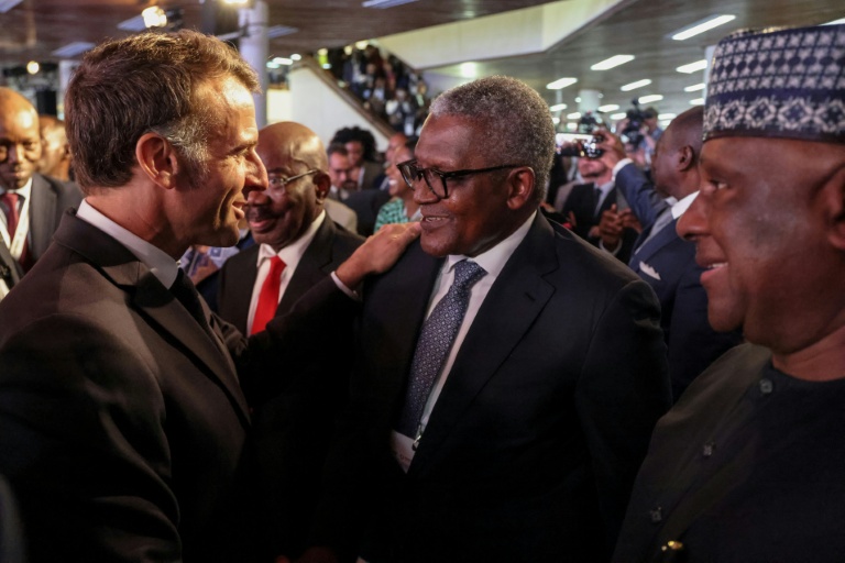 Le président français Emmanuel Macron (g) salue l'homme d'affaires nigérian Aliko Dangote (c), l'homme le plus riche d'Afrique, lors du sommet Africa Forward à Nairobi, au Kenya, le 11 mai 2026