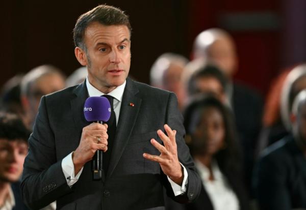 Le président Emmanuel Macron s'exprime devant des lecteurs du groupe de presse Ebra, le 28 novembre 2025 à Mirecourt, dans les Vosges