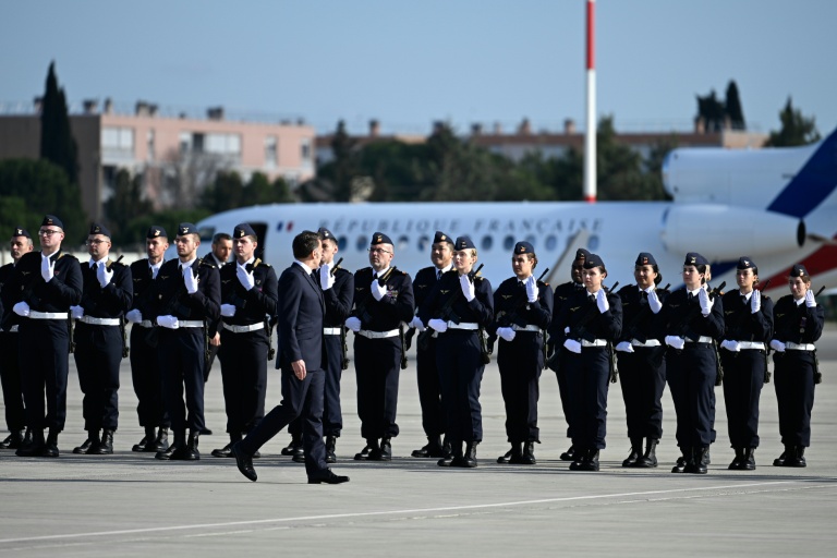 Le président Emmanuel Macron passe en revue les troupes à son arrivée sur la base aérienne militaire d'Istres, le 15 janvier 2026 dans les Bouches-du-Rhône