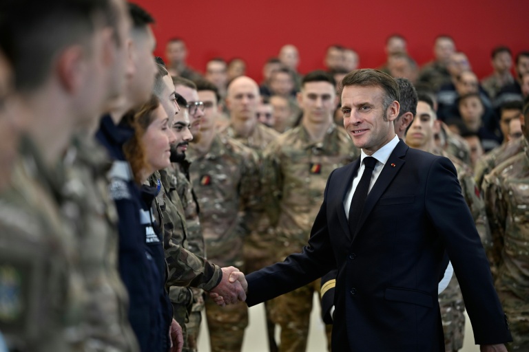 Le président Emmanuel Macron salue des soldats après avoir adressé ses voeux aux forces armées sur la base aérienne militaire d'Istres, le 15 janvier 2026 dans les Bouches-du-Rhône