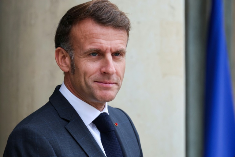 Le président Emmanuel Macron sur le perron de l'Elysée, le 28 octobre 2025 à Paris