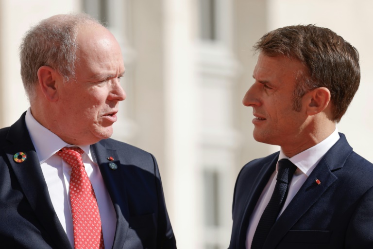 Le président français Emmanuel Macron (d.) salue le prince Albert II de Monaco à son arrivée au château de Villers-Cotterets, dans le nord-est de la France, le 4 octobre 2024