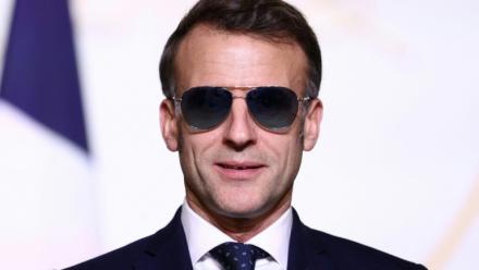 Le président de la République Emmanuel Macron portant des lunettes de soleil à Paris le 28 janvier 2026