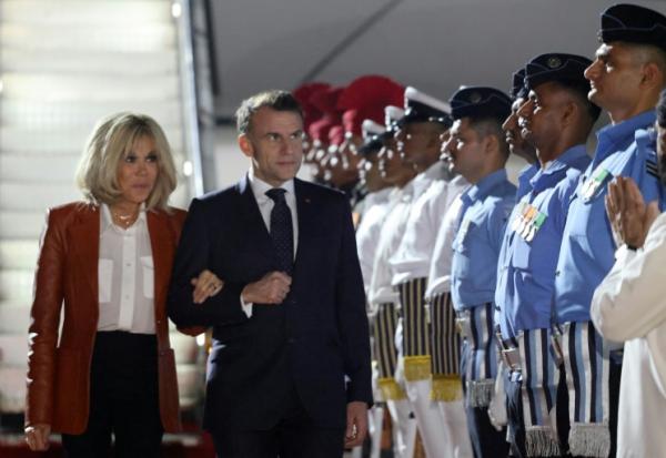 Le président français Emmanuel Macron (c,d) et son épouse Brigitte Macron (g) à leur arrivée à Bombay, en Inde, le 17 février 2026