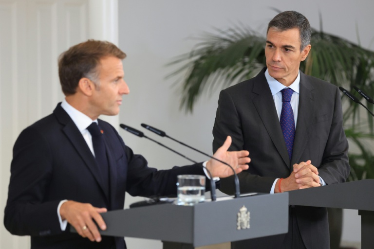 Le président français Emmanuel Macron et le Premier ministre espagnol Pedro Sanchez  en conférence de presse au palais de la Moncloa à Madrid, le 30 septembre 2026