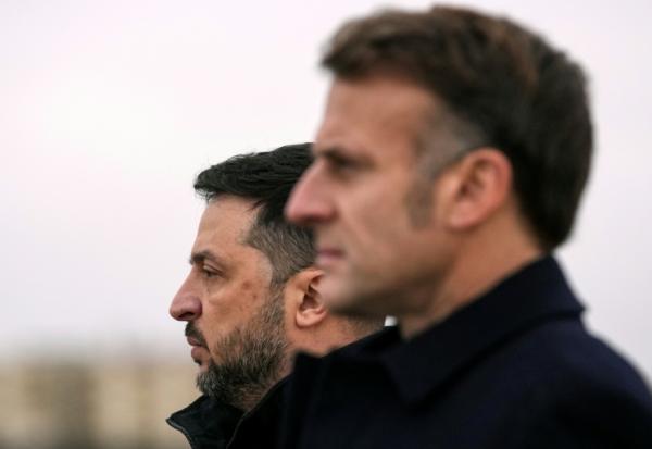 Le président français Emmanuel Macron, à droite, et le président ukrainien Volodymyr Zelensky, à sa gauche, le 17 novembre 2025, à Vélizy-Villacoublay, dans les Yvelines