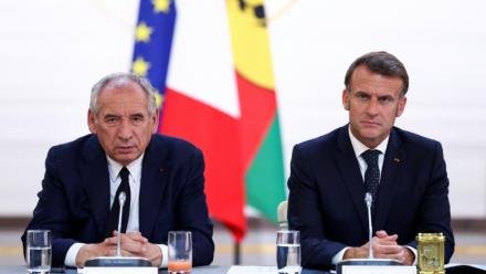 Le Premier ministre français François Bayrou (G) et le président français Emmanuel Macron participent à une réunion avec les élus de Nouvelle-Calédonie et les représentants de l'État au Palais de l'Élysée, à Paris, le 12 juillet 2025