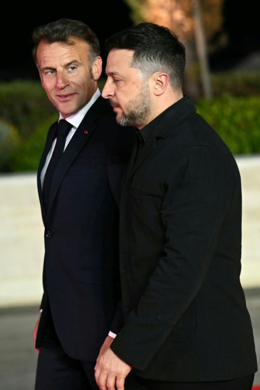 Le président français Emmanuel Macron aux côtés de son homologue ukrainien Volodymyr Zelensky, le 23 avril 2026 à Ayia Napa sur la côte sud-est de Chypre

