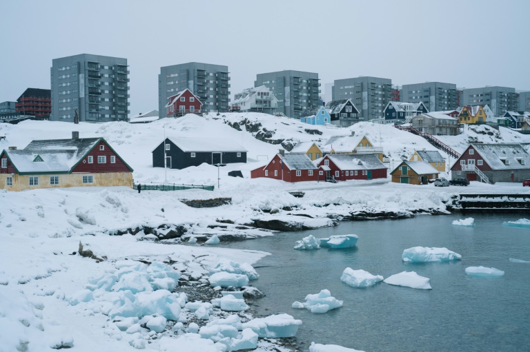 Des immeubles et des maisons sont photographiés à Nuuk, Groenland, le 24 mars 2025
