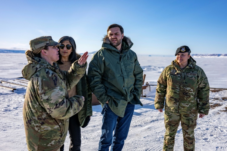 Le vice-président américain JD Vance (2e à partir de la droite) et son épouse Usha Vance (2e à partir de la gauche) visitent la base américaine de Pituffik au Groenland (Danemark), le 28 mars 2025