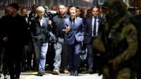 Le président français Emmanuel Macron se prépare à monter à bord d'un train en direction de l'Ukraine à Przemysl en Pologne, le 9 mai 2025