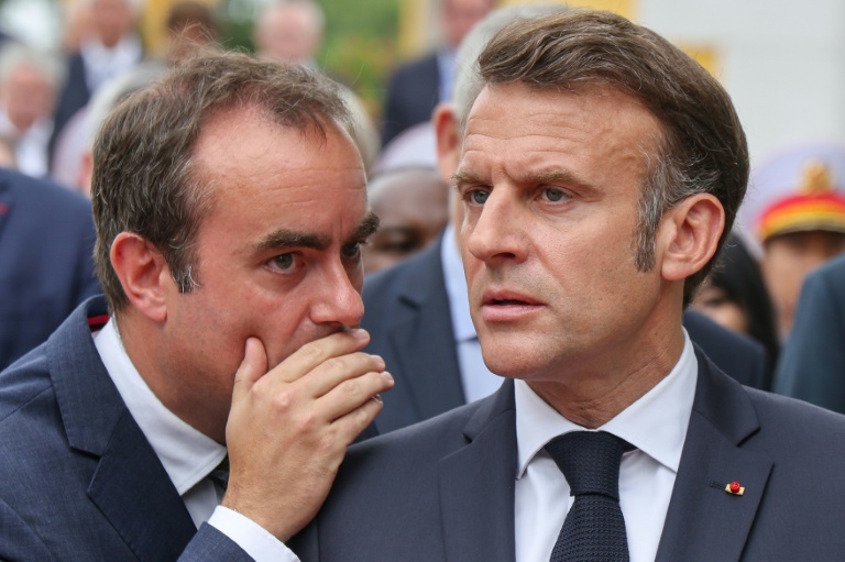 Emmanuel Macron (D) et Sébastien Lecornu (G) à Hanoi (Vietnam) le 26 mai 2025