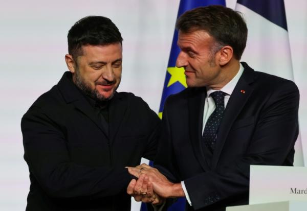 Le président de la République Emmanuel Macron (droite) et son homologue ukrainien Volodymyr Zelensky donnent une conférence de presse, le 6 janvier 2026 à Paris
