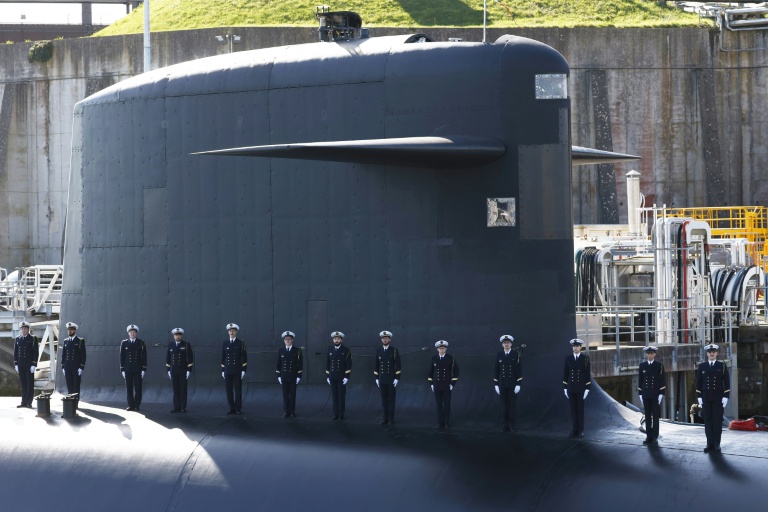 Des membres de la Marine nationale sur le pont d'un sous-marin avant la visite du président Emmanuel Macron à la base navale de sous-marins nucléaires de l'île Longue à Crozon, le 2 mars 2026 dans le Finistère