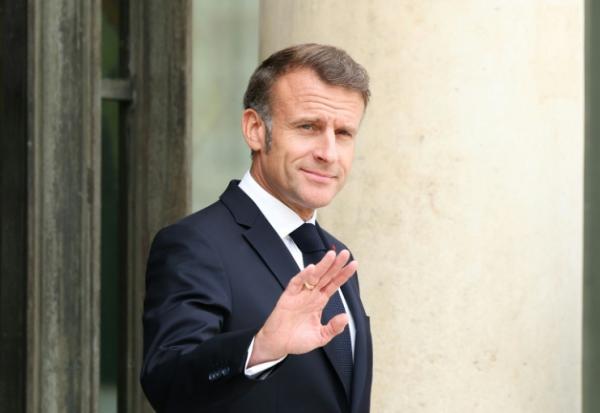 Le président Emmanuel Macron sur le perron de l'Elysée, le 23 juillet 2025 à Paris