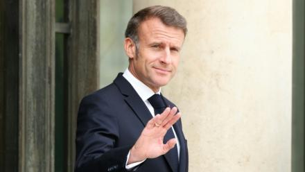 Le président Emmanuel Macron sur le perron de l'Elysée, le 23 juillet 2025 à Paris