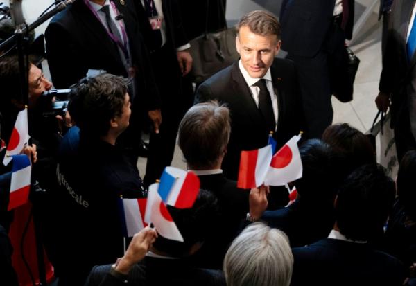 Emmanuel Macron (C) lors d'une visite de la société spatiale Astrocale à Tokyo le 2 avril 2026