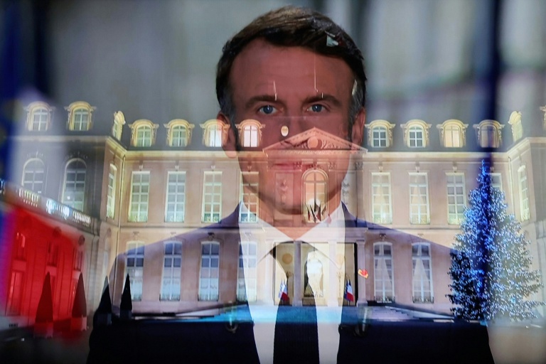 Emmanuel Macron apparaît à l’écran pour prononcer son allocution télévisée du Nouvel An à la nation depuis le palais de l’Élysée, à Paris, le 31 décembre 2024