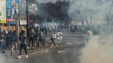 Les forces de sécurité tirent des gaz lacrymogènes pour disperser les manifestants, le 4 octobre 2025 à Antananarivo, à Madagascar