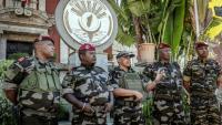 Le colonel Michael Randrianirina (C), chef de l'unité CAPSAT qui a pris le pouvoir à Madagascar, devant le palais présidentiel le 14 octobre 2025 à Antananarico 
