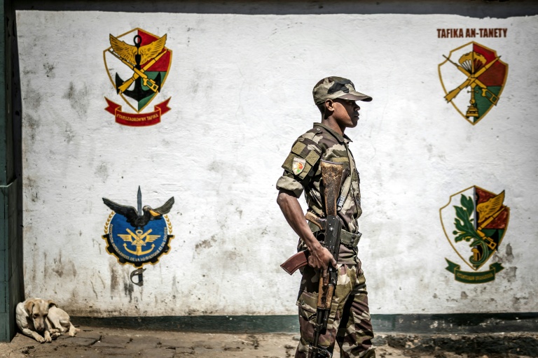Au lendemain de sa prise de pouvoir, un soldat de l'unité Capsat surveille l'accès à sa base militaire à Antananarivo, le 15 octobre 2025