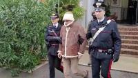 Cette image fournie par les Carabiniers italiens le 16 janvier 2023 montre le mafieux Matteo Messina Denaro (C) à Palerme