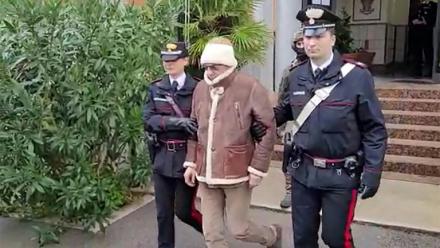 Cette image fournie par les Carabiniers italiens le 16 janvier 2023 montre le mafieux Matteo Messina Denaro (C) à Palerme