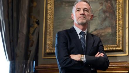 Le nouveau maire de Paris, Emmanuel Grégoire, lors d'une cérémonie de remerciement et d'adieu organisée à l'Hôtel de Ville de Parisen l'honneur de la maire sortante, Anne Hidalgo, le 25 mars 2026 