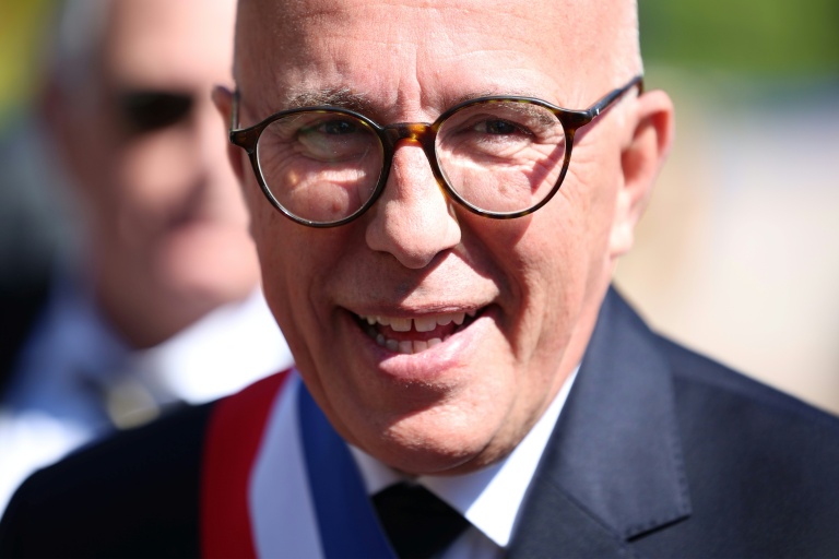 Le nouveau maire de Nice, Eric Ciotti (UDR), participe à une cérémonie à l'issue de la première séance du conseil municipal à Nice, le 27 mars 2026