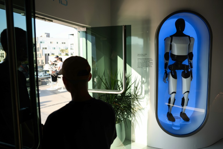 Un exemplaire du robot Optimus développé par Tesla, à Los Angeles (Californie), le 21 juillet 2025