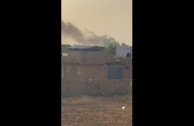 Capture vidéo, extraite d'images UGC vérifiées par l'AFP le 25 avril 2026, montrant une colonne de fumée noire s'élevant au-dessus de l'aéroport de Sévaré, dans le centre du Mali