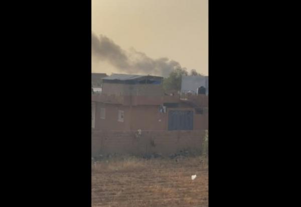 Capture vidéo, extraite d'images UGC vérifiées par l'AFP le 25 avril 2026, montrant une colonne de fumée noire s'élevant au-dessus de l'aéroport de Sévaré, dans le centre du Mali