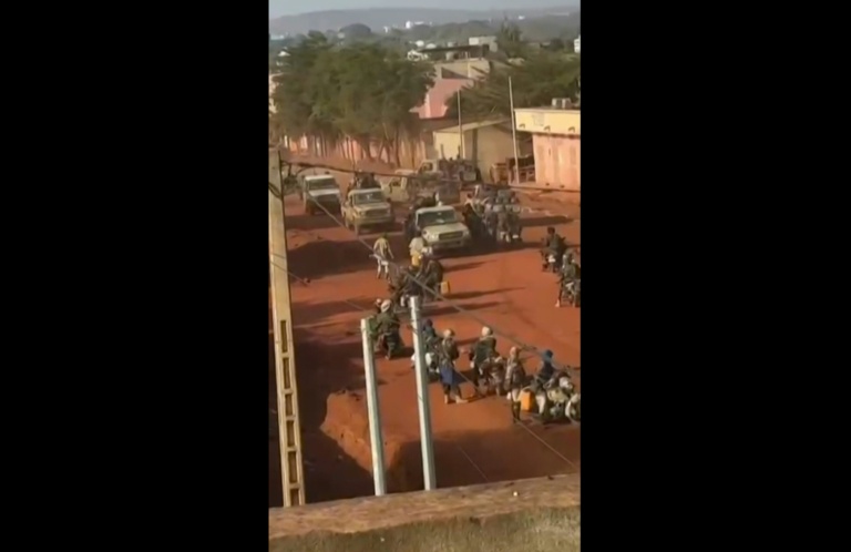Cette capture vidéo, extraite d'images UGC vérifiées par l'AFP le 25 avril 2026, montre des jihadistes armés circulant dans les rues de Kati (Mali), ville natale du général Assimi Goïta, chef militaire du pays