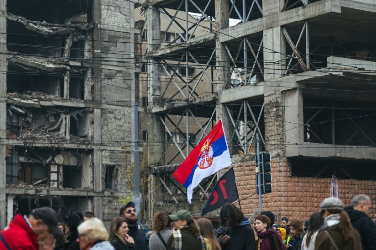 Manifestation à Belgrade contre le projet de destruction d'un état-major de l'armée yougoslave pour permettre la construction d'un hôtel de luxe par Jared Kushner, gendre du président américain Donald Trump, le 11 novembre 2025 en Serbie
