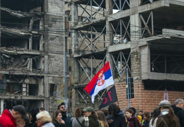 Manifestation à Belgrade contre le projet de destruction d'un état-major de l'armée yougoslave pour permettre la construction d'un hôtel de luxe par Jared Kushner, gendre du président américain Donald Trump, le 11 novembre 2025 en Serbie