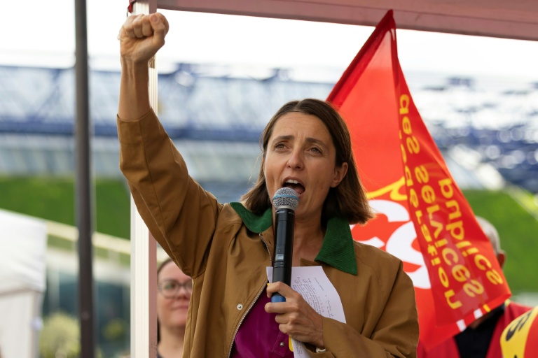 La secrétaire générale de la CGT Sophie Binet, lors d'un rassemblement devant le ministère de l'Economie et des Finances, à Paris, pour la défense du service public et des fonctionnaires, le 8 septembre 2026