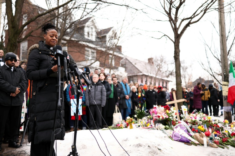 Un rassemblement, jeudi 8 janvier 2026 sur le lieu de la mort d'une femme tuée la veille par la police à Minneapolis