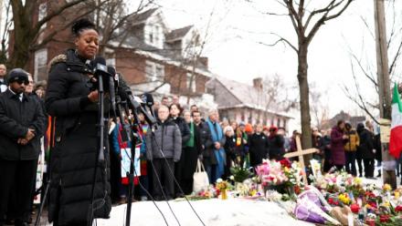 Un rassemblement, jeudi 8 janvier 2026 sur le lieu de la mort d'une femme tuée la veille par la police à Minneapolis