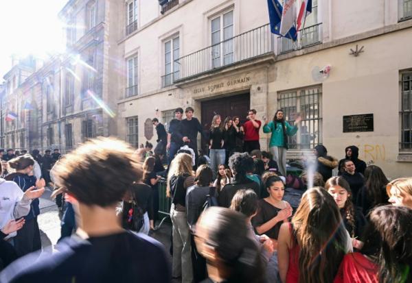 Manifestation de lycéens devant le lycée Sophie-Germain à Paris, le 16 octobre 2026